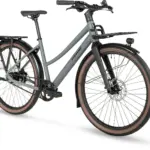 Stevens Amant 7.2 LT City-Bike in Basalt Grey, mit Fokus auf die Frontpartie mit Gepäckträger und Beleuchtung.