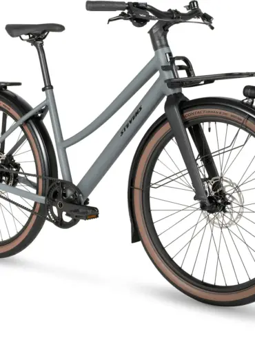 Stevens Amant 7.2 LT City-Bike in Basalt Grey, mit Fokus auf die Frontpartie mit Gepäckträger und Beleuchtung.
