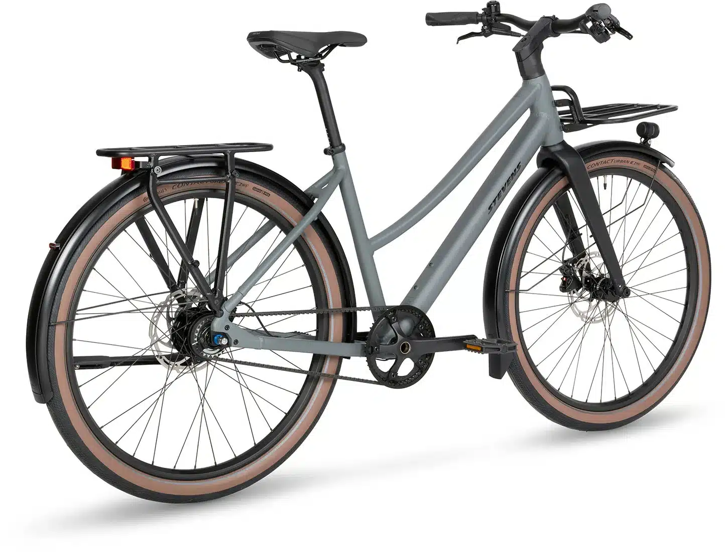 Stevens Amant 7.2 LT City-Bike in Basalt Grey, seitlich betrachtet, mit Fokus auf den Aluminiumrahmen, Riemenantrieb, Nabenschaltung und Vollausstattung wie Gepäckträger und Schutzbleche.