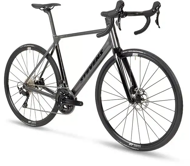 Seitenansicht eines Stevens Aspin Rennrads in Grau mit schwarzen Akzenten, ausgestattet mit Scheibenbremsen und DT Swiss Felgen.