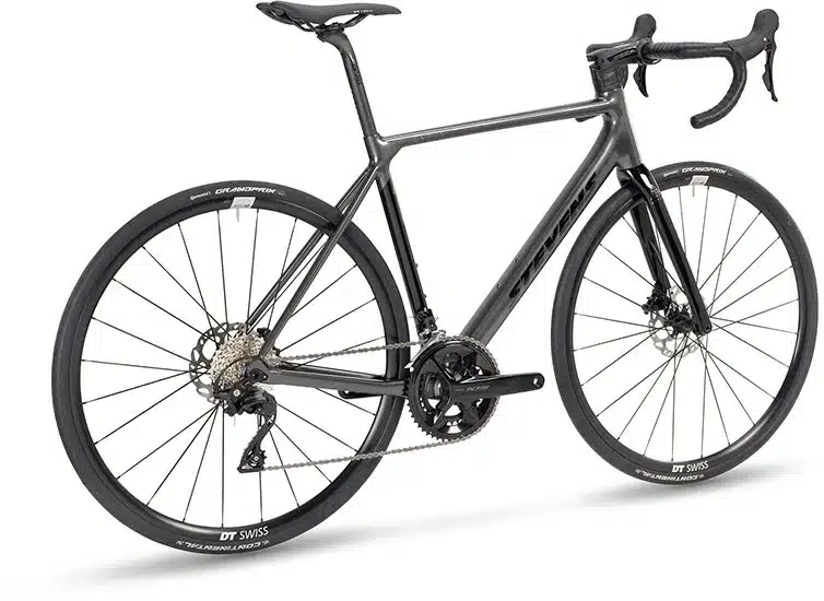 Seitenansicht eines grauen Stevens Aspin Rennrads mit integrierter Kabelführung und Scheibenbremsen.