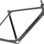 Ein grauer Rennrad-Rahmen mit schwarzem Stevens-Schriftzug und einer schwarzen Vollcarbon-Gabel, isoliert vor weißem Hintergrund.