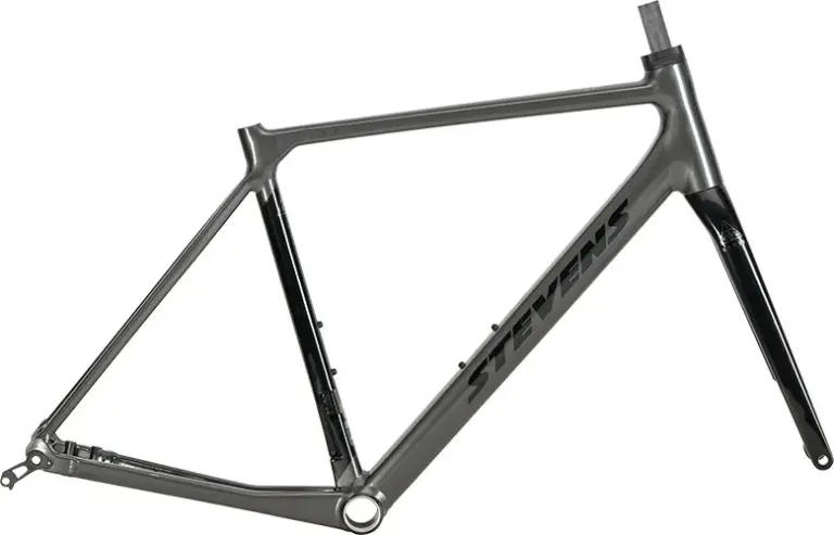Ein grauer Rennrad-Rahmen mit schwarzem Stevens-Schriftzug und einer schwarzen Vollcarbon-Gabel, isoliert vor weißem Hintergrund.