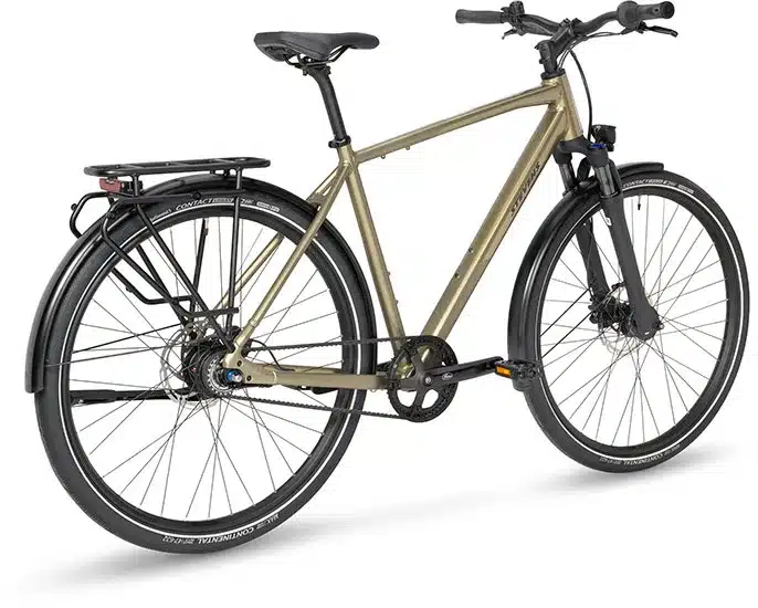Seitenansicht eines Stevens Aviolo 5.2 HT Tourenrads in Gold-Metallic mit Gepäckträger und Schutzblechen.