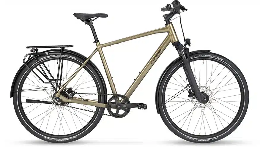Seitenansicht des Stevens Aviolo 5.2 HT Tourenrads in Gold-Metallic mit Riemenantrieb, Nabenschaltung, Gepäckträger und Schutzblechen.