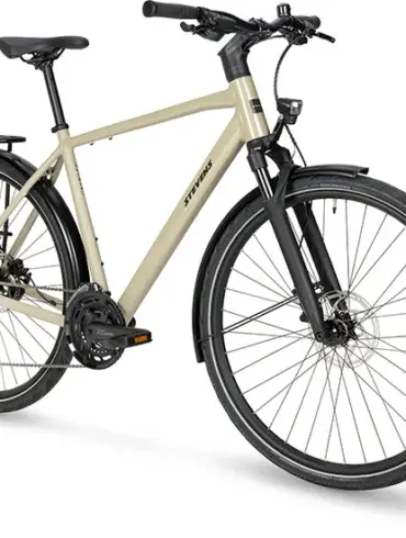 Seitenansicht eines Stevens Aviolo 7.1 HT Trekkingrads in Beige mit Gepäckträger und Schutzblechen.