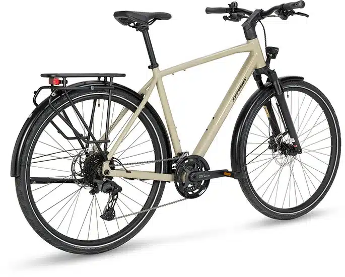 Seitenansicht des Stevens Aviolo 7.1 HT Trekkingrads in der Farbe Bonsai Green. Das Fahrrad ist mit Gepäckträger, Schutzblechen, Nabendynamo und Federgabel ausgestattet.