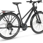 Schwarz lackiertes Stevens Aviolo 9.1 LT Trekkingrad mit Gepäckträger und Schutzblechen, ausgestellt vor weißem Hintergrund.