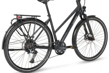 Schwarz lackiertes Stevens Aviolo 9.1 LT Trekkingrad mit Gepäckträger und Schutzblechen, ausgestellt vor weißem Hintergrund.