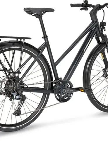 Schwarz lackiertes Stevens Aviolo 9.1 LT Trekkingrad mit Gepäckträger und Schutzblechen, ausgestellt vor weißem Hintergrund.