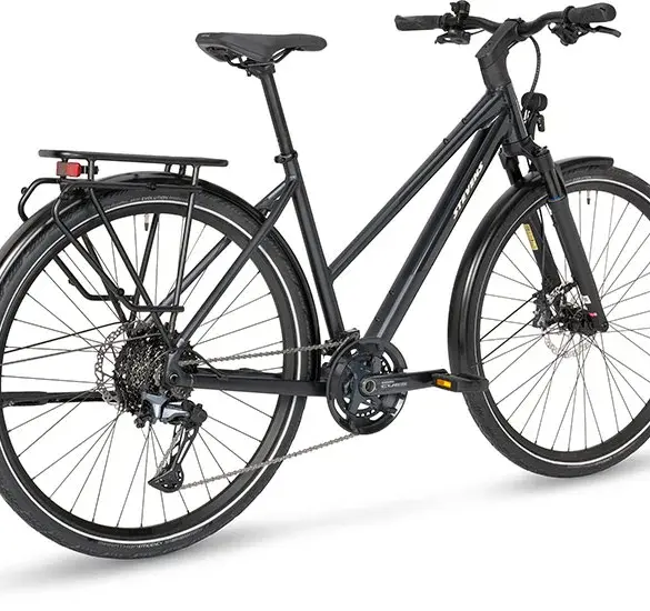 Schwarz lackiertes Stevens Aviolo 9.1 LT Trekkingrad mit Gepäckträger und Schutzblechen, ausgestellt vor weißem Hintergrund.