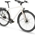 Eine Ansicht des Stevens Caleta 5.2 HT Trekkingrads in Pepper White mit Riemenantrieb und Gepäckträger.
