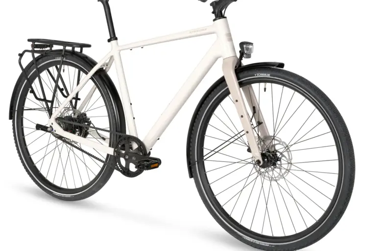 Eine Ansicht des Stevens Caleta 5.2 HT Trekkingrads in Pepper White mit Riemenantrieb und Gepäckträger.