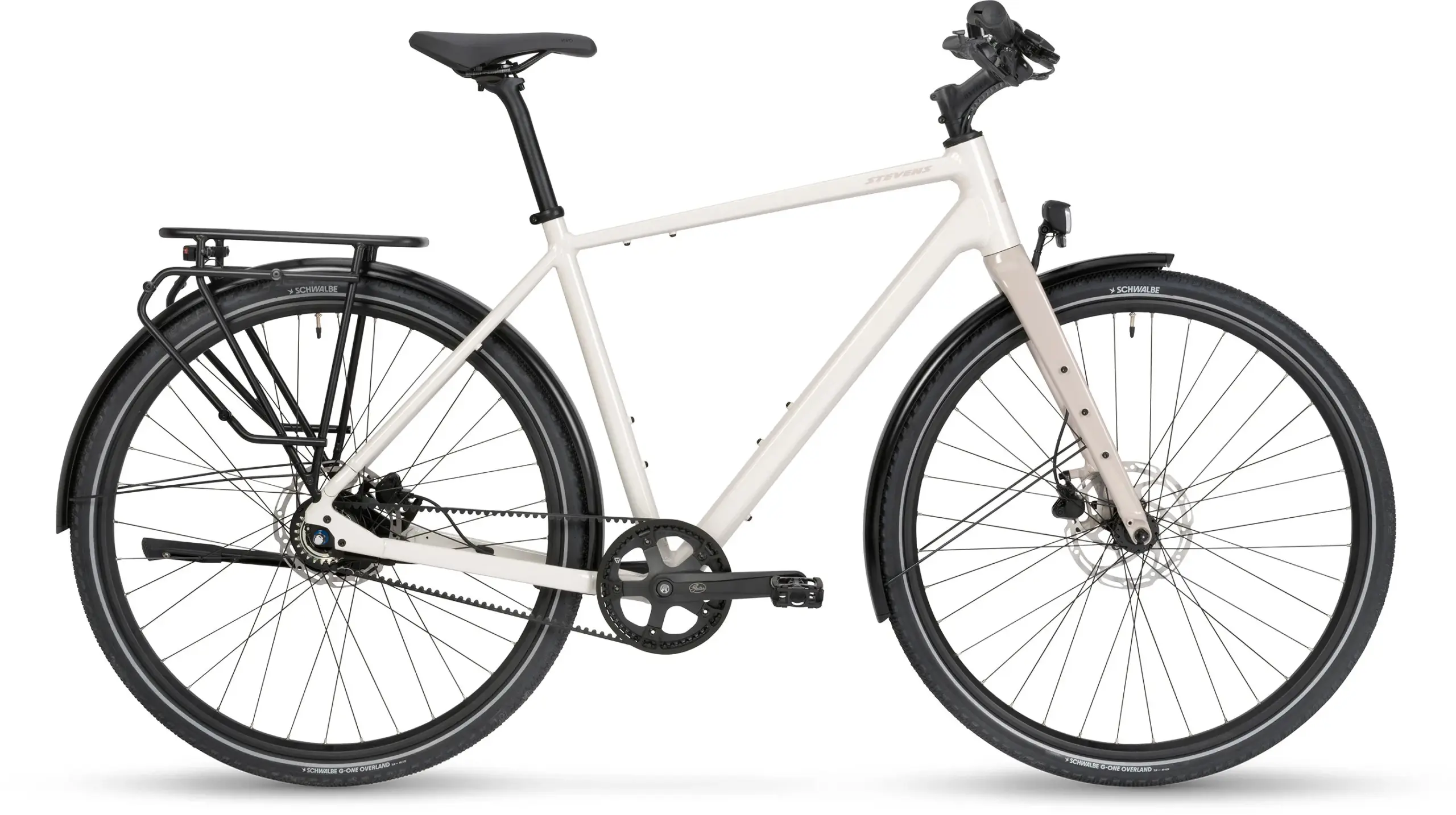 Stevens Caleta 5.2 HT Trekkingrad in Perlweiß mit schwarzem Gepäckträger und Schutzblechen.
