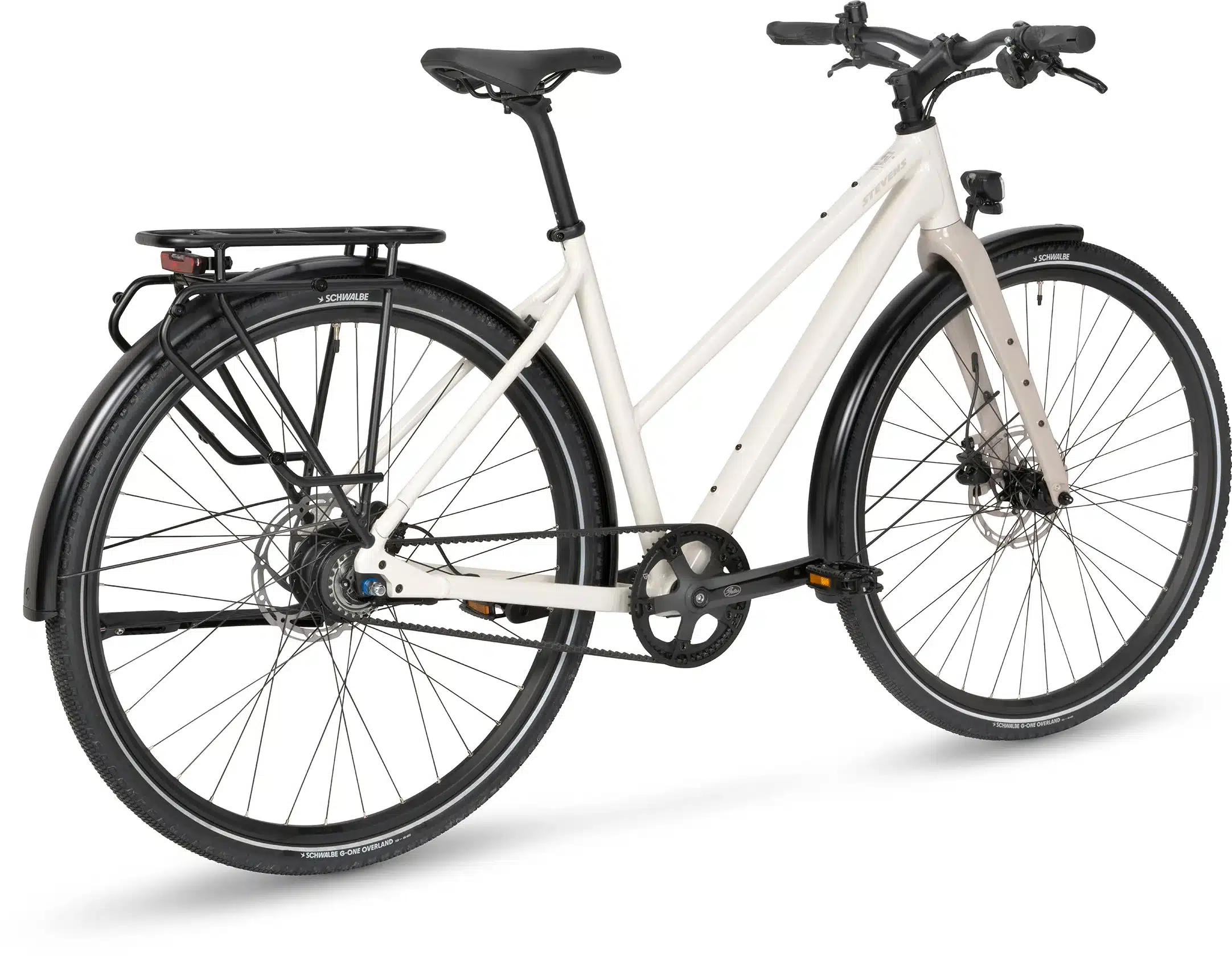 Seitenansicht eines Stevens Caleta 5.2 LT Fahrrads in Pepper White mit schwarzem Gepäckträger, Schutzblechen und Riemenantrieb.