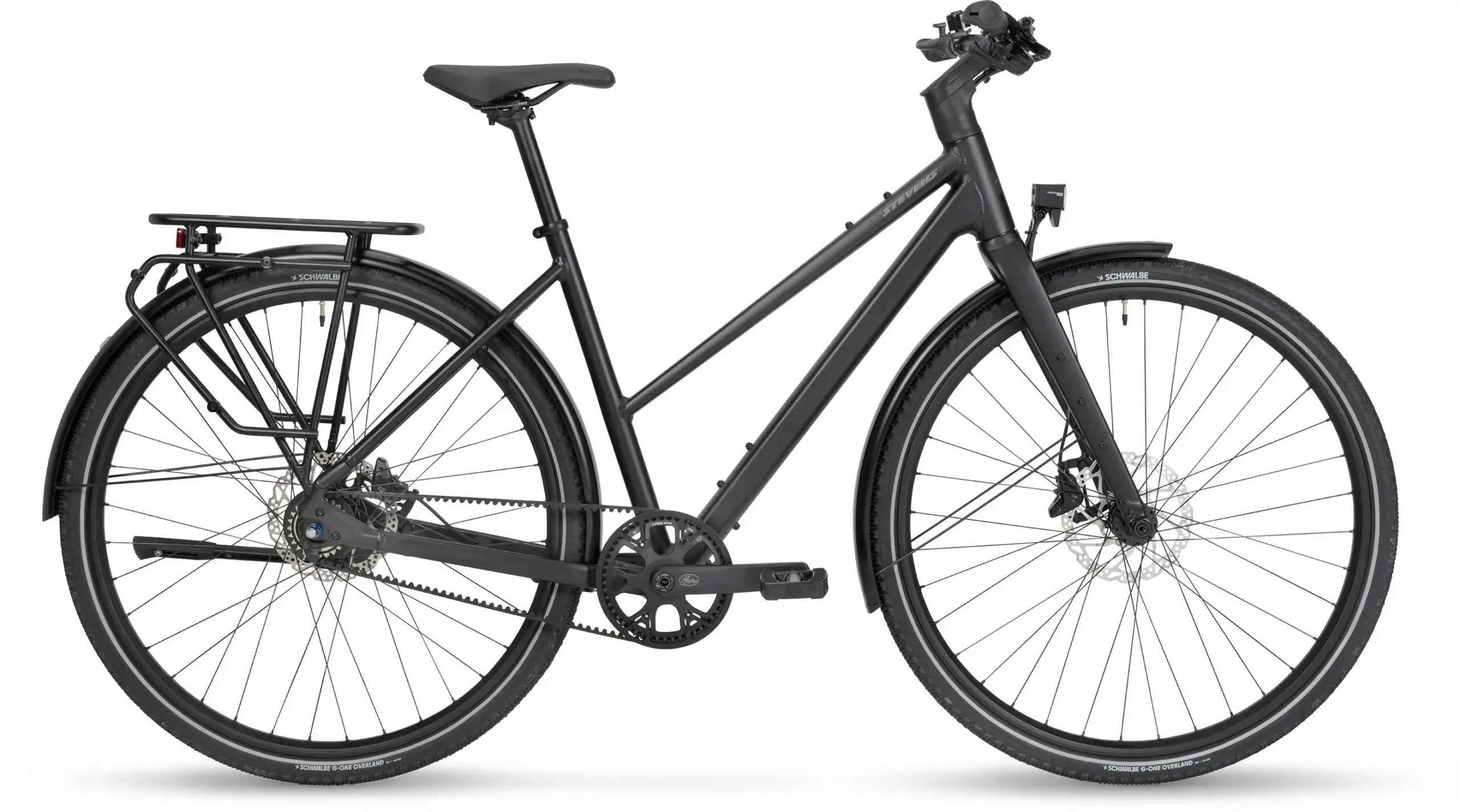 Seitenansicht eines schwarzen Stevens Caleta 7.2 LT City-Tourer Fahrrads mit Gepäckträger, Riemenantrieb und Scheibenbremsen.