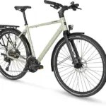 Stevens Caleta 8.1 HT Fahrrad mit Gepäckträger, Schutzblechen und integriertem Lichtsystem.