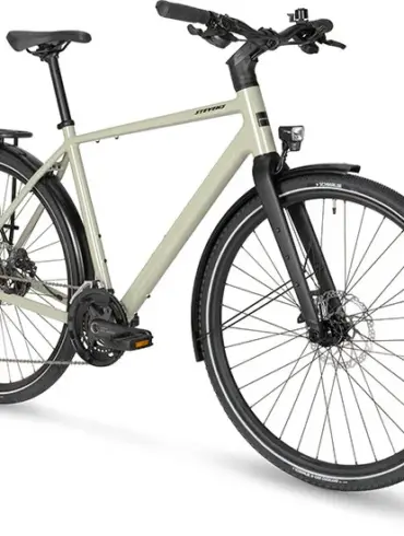 Stevens Caleta 8.1 HT Fahrrad mit Gepäckträger, Schutzblechen und integriertem Lichtsystem.