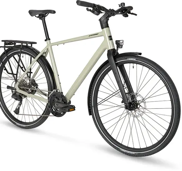 Stevens Caleta 8.1 HT Fahrrad mit Gepäckträger, Schutzblechen und integriertem Lichtsystem.