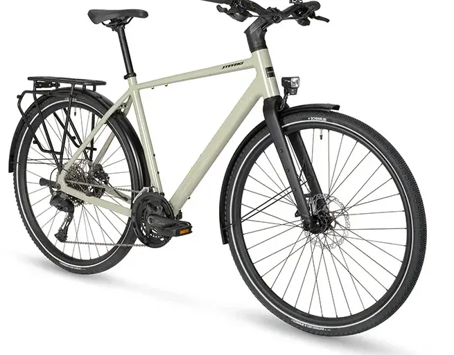 Stevens Caleta 8.1 HT Fahrrad mit Gepäckträger, Schutzblechen und integriertem Lichtsystem.