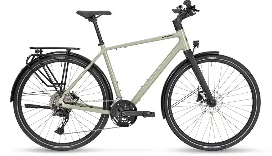 Seitenansicht des Stevens Caleta 8.1 HT Fahrrads, komplett ausgestattet mit Gepäckträger, Schutzblechen und Nabendynamo-Beleuchtung.