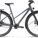 Graues Stevens Caleta 8.2 LT Fahrrad in einer Frontalansicht, ausgestattet mit Pinion C1.12 Getriebe, Gates Carbon Riemenantrieb, Schutzblechen, Gepäckträger und voller Lichtanlage.