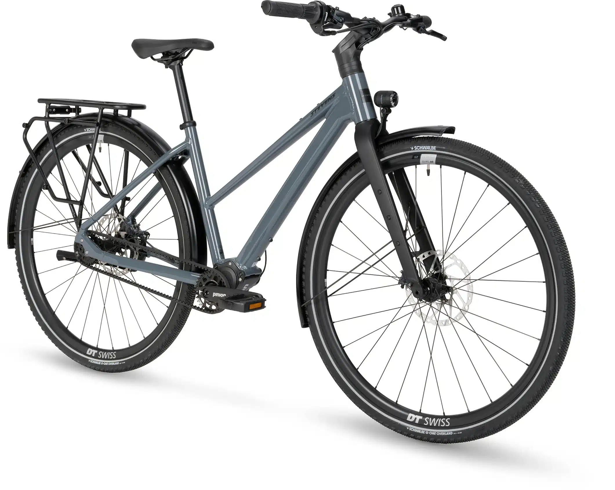 Stevens Caleta 8.2 LT Fahrrad in graphite mit Pinion-Getriebe und Carbon-Riemen, ausgestattet mit Gepäckträger und Lichtanlage.