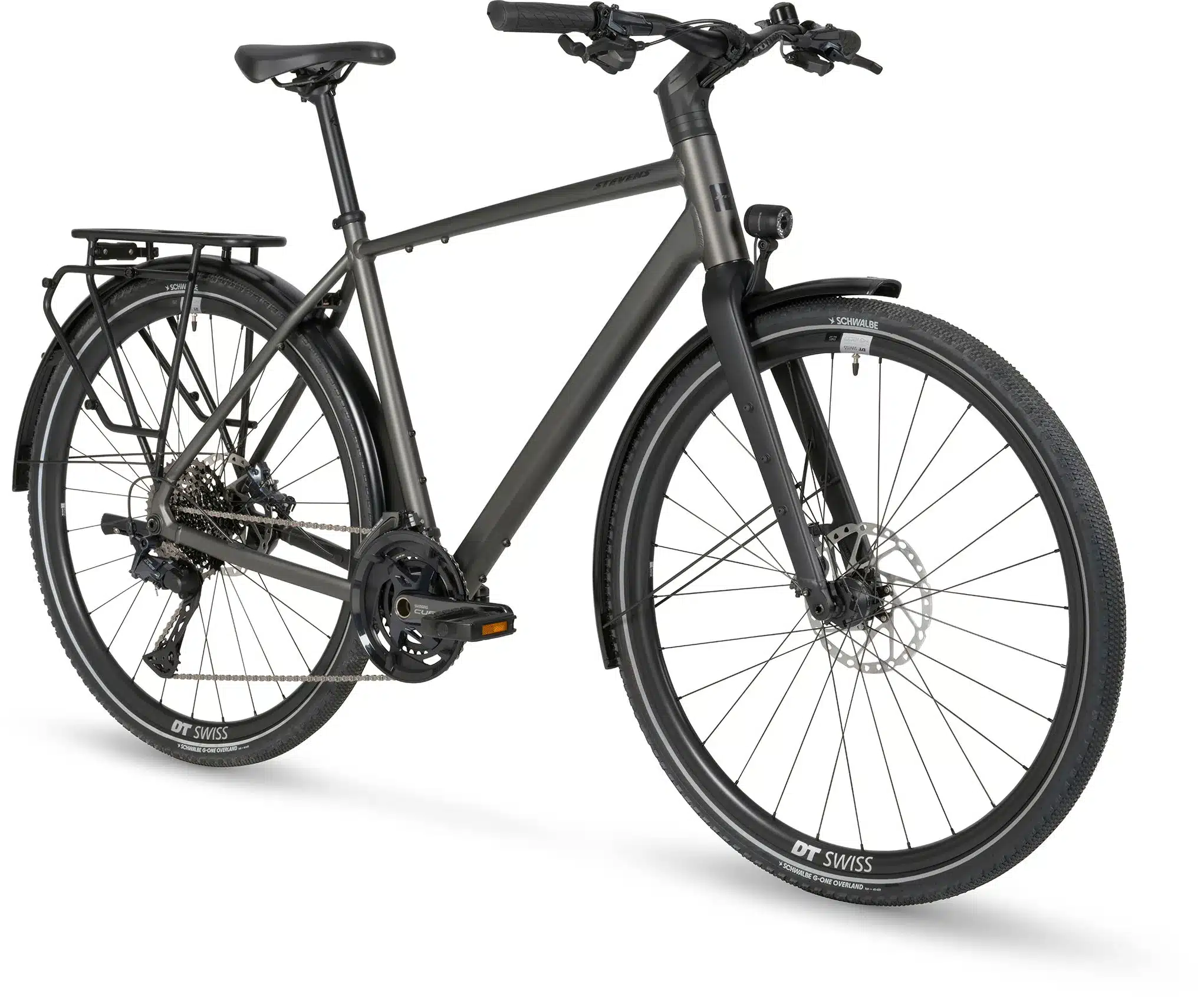 Graues Stevens Caleta 9.1 HT Trekkingrad mit Gepäckträger, Schutzblechen und Lichtanlage, gesehen von vorne.