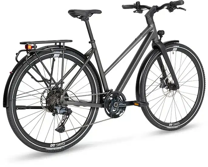 Graues Stevens Caleta 9.1 LT Tiefeinsteiger Trekkingrad mit Gepäckträger, Schutzblechen und Lichtern.