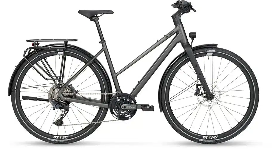 Graues Stevens Caleta 9.1 LT Trekkingrad mit Shimano CUES Ausstattung, vollausgestattet mit Gepäckträger, Schutzblechen, Seitenständer und Lichtanlage.