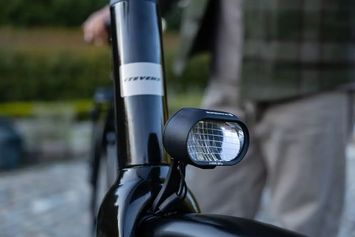 Detailaufnahme der Fahrradbeleuchtung am Steuersatz eines Stevens Caleta 9.2 LT Trekkingrades.