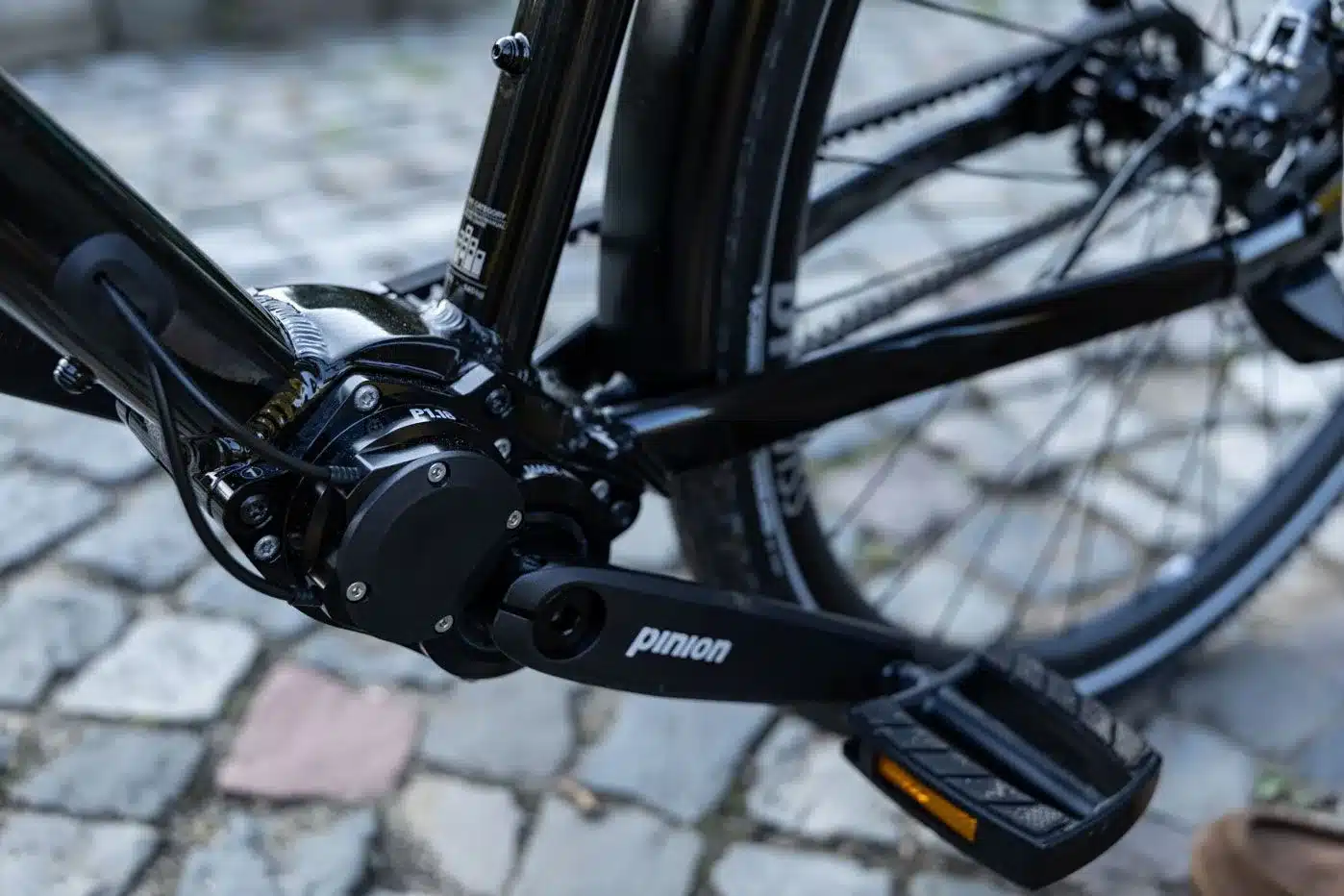 Detailaufnahme des Fahrradgetriebes und des Riemens, Marke Pinion.