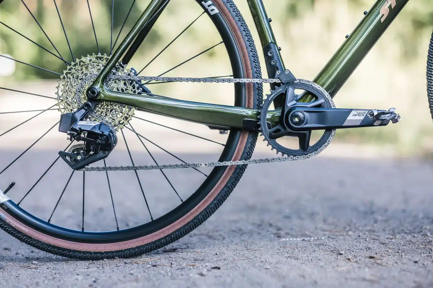 Detailaufnahme des Antriebsstrangs eines grünen Stevens Camino RS Gravelbikes mit SRAM Apex XPLR AXS 1x12-Schaltung, Kassette und Kurbelgarnitur.