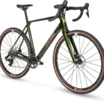 Grünes Stevens Camino RS Gravelbike mit braunen Reifen und DT Swiss Laufrädern, frontal von links gezeigt.