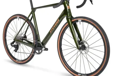 Grünes Stevens Camino RS Gravelbike mit braunen Reifen und DT Swiss Laufrädern, frontal von links gezeigt.