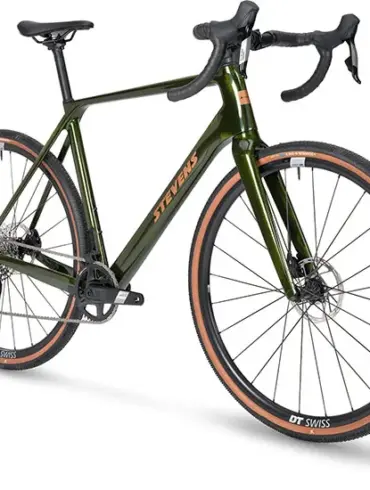 Grünes Stevens Camino RS Gravelbike mit braunen Reifen und DT Swiss Laufrädern, frontal von links gezeigt.