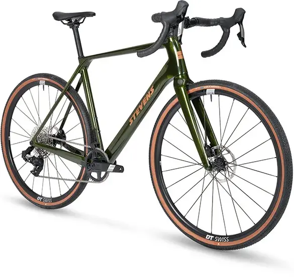 Grünes Stevens Camino RS Gravelbike mit braunen Reifen und DT Swiss Laufrädern, frontal von links gezeigt.