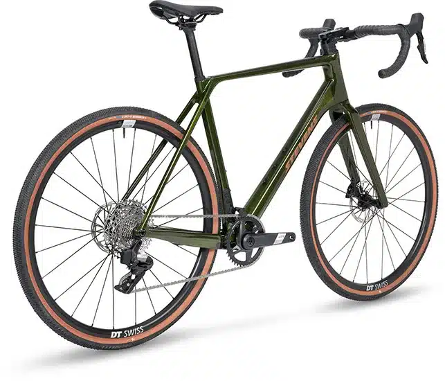 Grünes Stevens Camino RS Gravelbike mit Carbonrahmen, SRAM Apex XPLR AXS 1x12-Antrieb und DT Swiss Laufrädern, ausgestellt auf weißem Hintergrund.