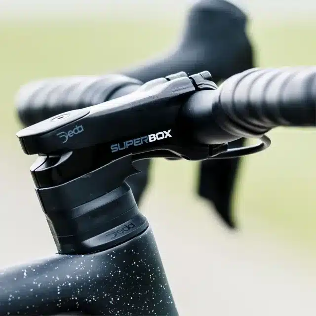 Detailaufnahme des Deda Superbox V2 Vorbaus und des Deda Superzero Gravel Lenkers am Stevens Camino RS Pro AXS Gravelbike.