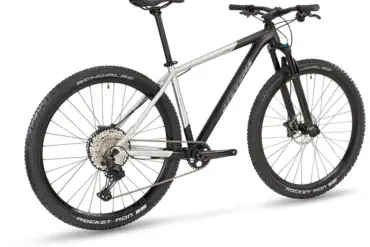Stevens Colorado 401 Mountainbike mit Aluminiumrahmen, Federgabel und Scheibenbremsen.