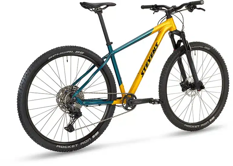 Stevens Devil's Trail Mountainbike in Gelb und Dunkelgrün mit schwarzen Reifen und Federgabel.