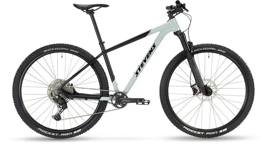 Stevens Devil’s Trail Mountainbike in Petrol Gold und Schwarz mit Rock Shox Federgabel und Schwalbe Rocket Ron Reifen.