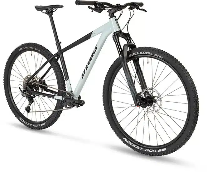 Produktfoto eines Stevens Devil's Trail Hardtail Mountainbikes in der Farbvariante Petrol Gold/Schwarz.