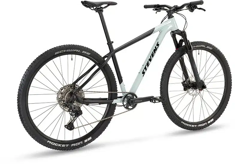 Seitenansicht eines Stevens Devil’s Trail Hardtail Mountainbikes in der Farbe Petrol Gold.