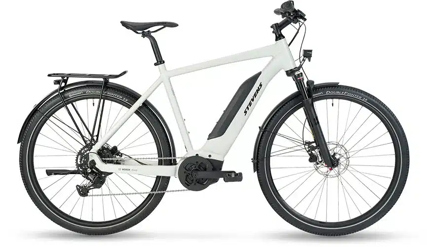 Weißes Stevens E-4X Tour HT E-Tourenrad mit Gepäckträger und Schutzblechen.