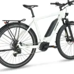 Seitenansicht eines weißen Stevens E-4X Tour HT E-Bikes mit Gepäckträger und Schutzblechen