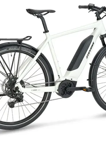 Seitenansicht eines weißen Stevens E-4X Tour HT E-Bikes mit Gepäckträger und Schutzblechen