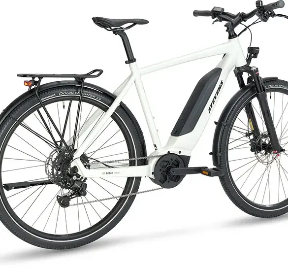 Seitenansicht eines weißen Stevens E-4X Tour HT E-Bikes mit Gepäckträger und Schutzblechen