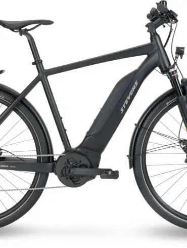 Seitenansicht eines schwarzen Stevens E-6X Tour HT E-Tourenrads mit voll integriertem Bosch-Akku, Gepäckträger und Federgabel.