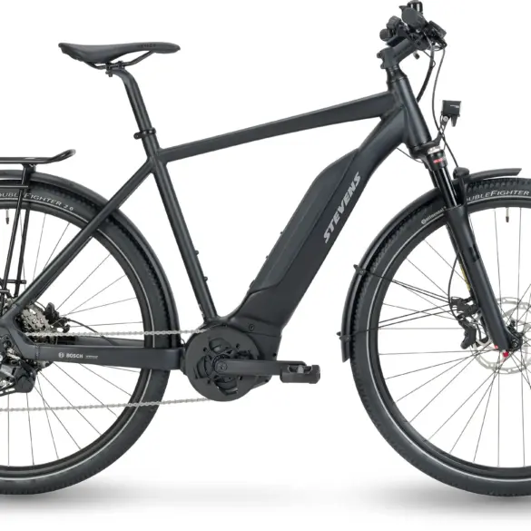 Seitenansicht eines schwarzen Stevens E-6X Tour HT E-Tourenrads mit voll integriertem Bosch-Akku, Gepäckträger und Federgabel.